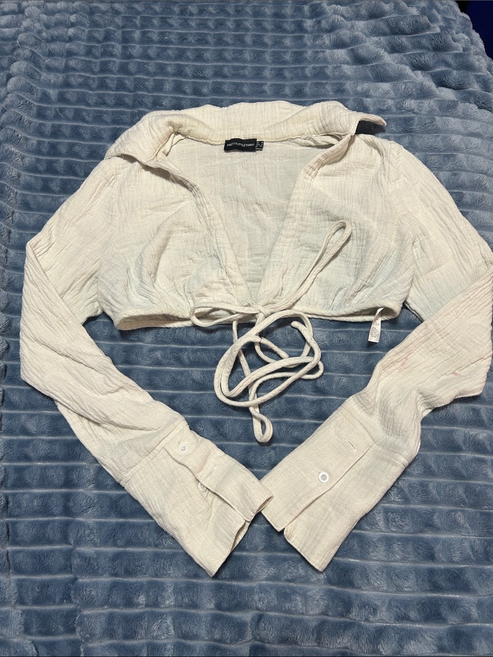 PrettyLittleThing Cream Cropped Tie-Front Long Sleeve Top